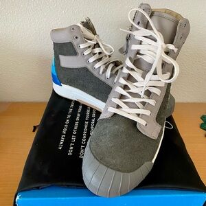 John Fluevog high top Shackleton. Lace up and zipper. Suede and leather. M11